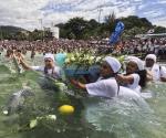 Devotos rinden homenaje a diosa del mar afrobrasileña en playa de Río de Janeiro