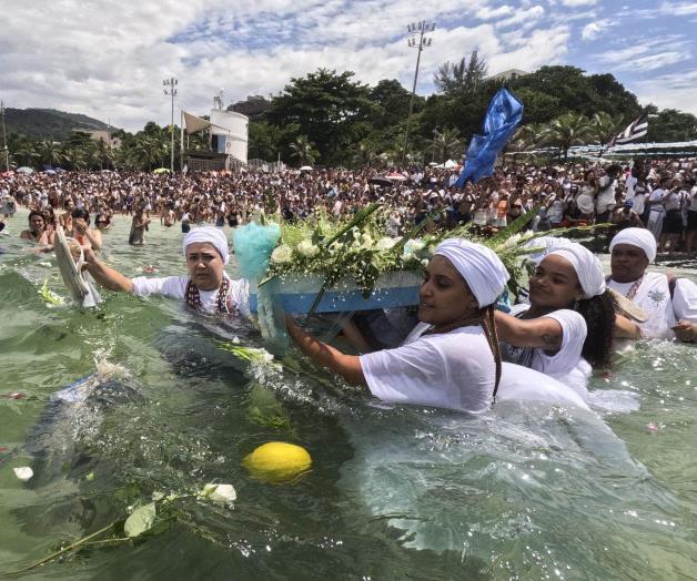 Devotos rinden homenaje a diosa del mar afrobrasileña en playa de Río de Janeiro Devotos rinden homenaje a diosa del mar afrobrasileña en playa de Río de Janeiro