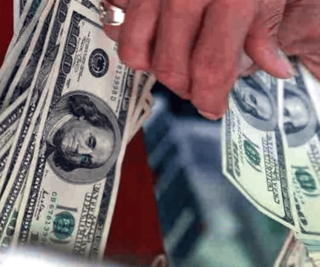 Rebasa dólar los 21.00 pesos