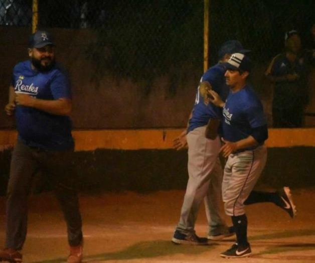 Victoria aplastante de los Reales en el Torneo Nocturno de Softbol
