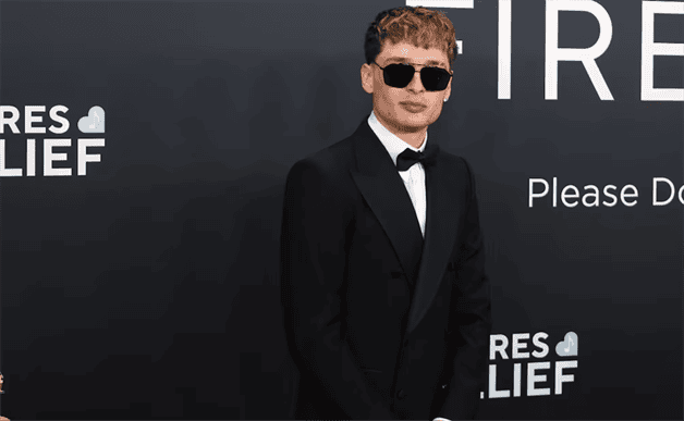 Peso Pluma llega a los Premios Grammy 2025 con un look elegante