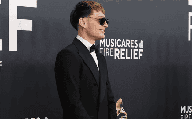 Peso Pluma llega a los Premios Grammy 2025 con un look elegante