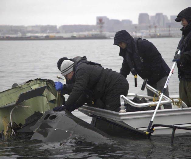 Sacan del Potomac restos de aeronaves colisionadas