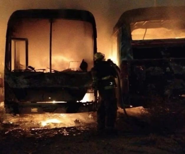 Incendio consume 14 vehículos en García, Nuevo León