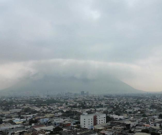 Intensa bruma azota a Monterrey; reportan mala calidad del aire