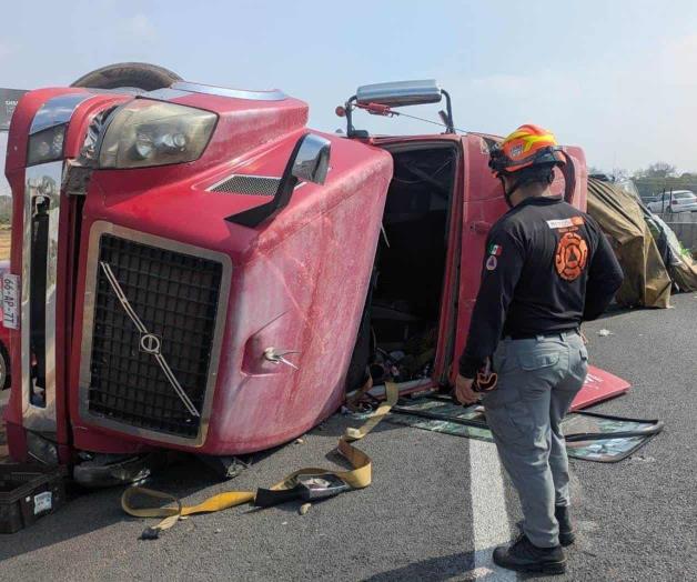 Volcadura de tráiler deja chofer lesionado en Guadalupe, Nuevo León Volcadura de tráiler deja chofer lesionado en Guadalupe, Nuevo León