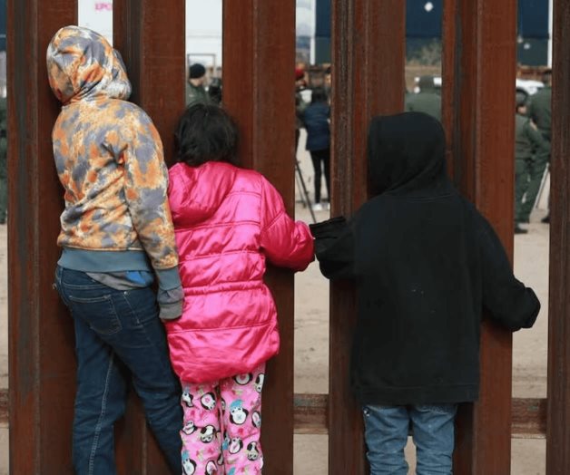 Critican el programa Quédate en México