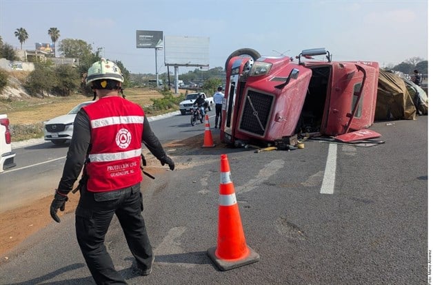 Volcadura de tráiler deja chofer lesionado en Guadalupe, Nuevo León Volcadura de tráiler deja chofer lesionado en Guadalupe, Nuevo León