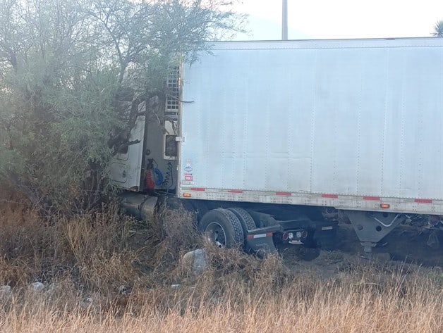 Choque de tractocamiones provoca cierre parcial de carretera Tula- SLP