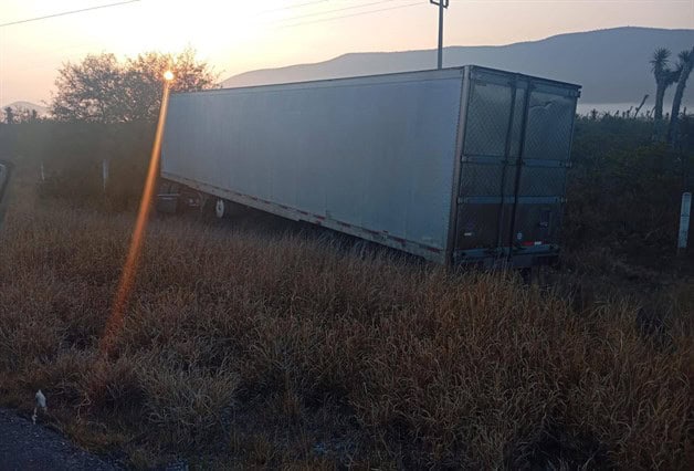 Choque de tractocamiones provoca cierre parcial de carretera Tula- SLP