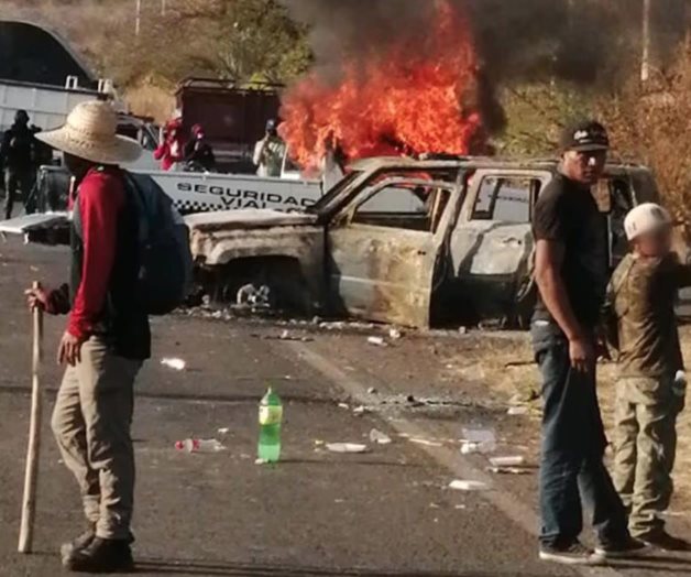 Incendian patrullas por desaparición de dos indígenas en Michoacán Incendian patrullas por desaparición de dos indígenas en Michoacán