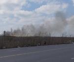 Se incendia basurero y casi  afecta a planta recicladora