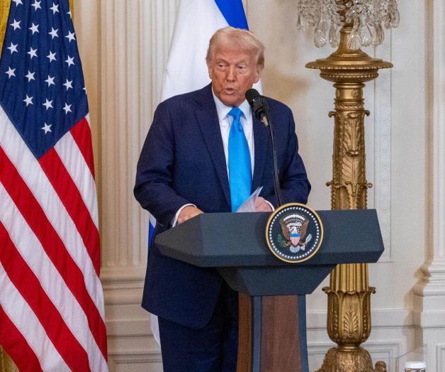 Trump firma decretos que imponen aranceles al acero y aluminio