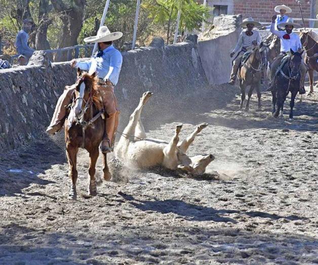 Tamaulipecos, presentes en la charreada nocturna