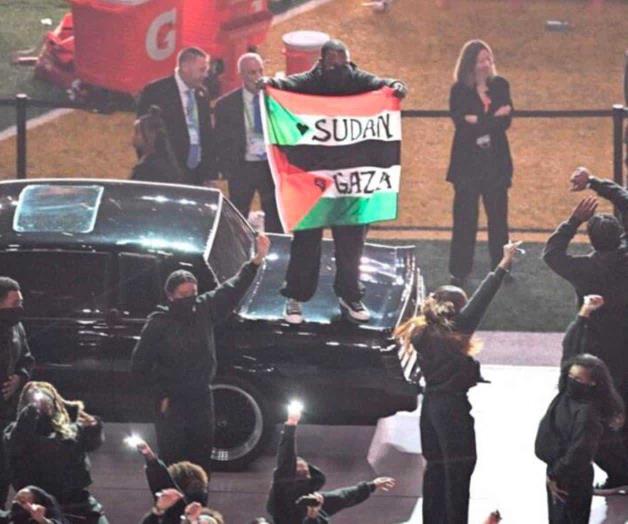 Veta NFL a artista por ondear banderas en show Veta NFL a artista por ondear banderas en show