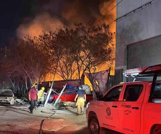 Empresa recicladora sufre incendio durante la madrugada en Escobedo Empresa recicladora sufre incendio durante la madrugada en Escobedo