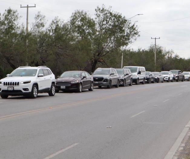 Se quejan automovilistas por revisiones para pasar a EU