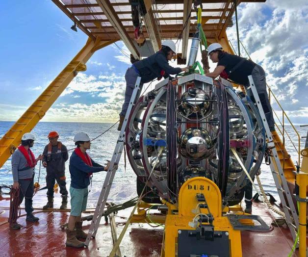 Detectan neutrino sumamente energético en el fondo del mar Detectan neutrino sumamente energético en el fondo del mar