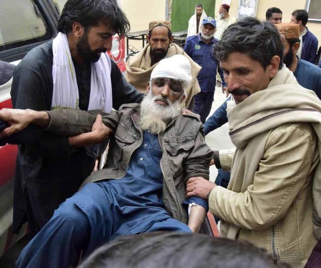 Bomba caminera alcanza vehículo con mineros en el suroeste de Pakistán y deja 11 muertos