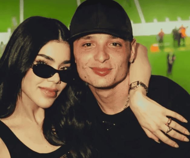 Peso Pluma aparece escondido en una foto de Kenia Os