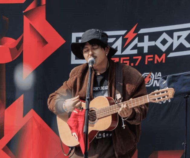 Macario Martínez da show frente a avenida donde era barrendero Macario Martínez da show frente a avenida donde era barrendero