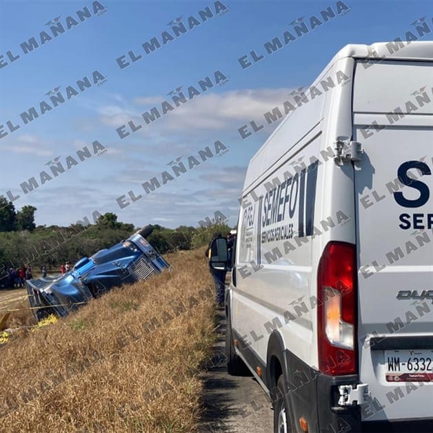 Vuelca camión con 15 toneladas de naranja en Padilla; un muerto y 16 heridos