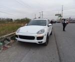 Un accidente de lujo:Una Porsche lo embiste y estrella en camellón