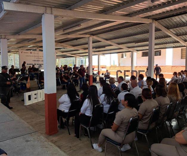 Toca banda de música en el Cedes Victoria