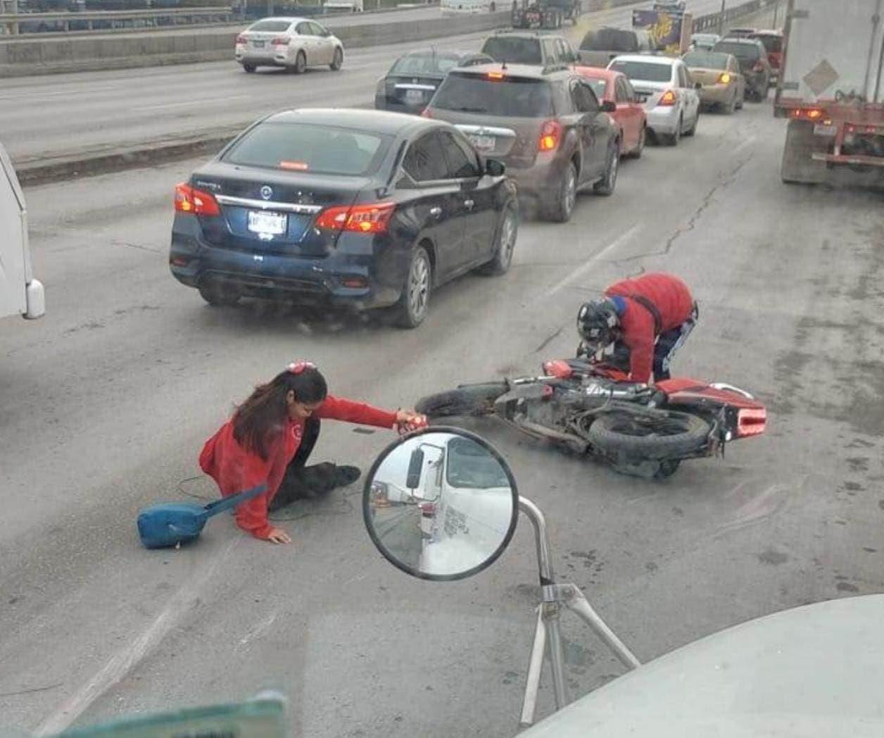 Atropella motociclista a mujer al bajar de micro