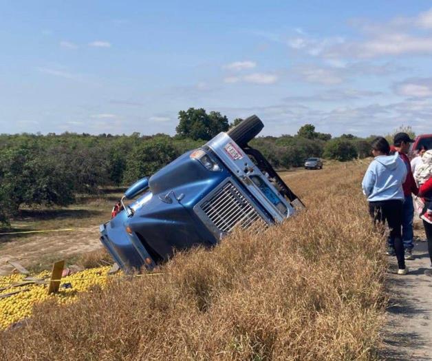 Muere piscador en volcadura