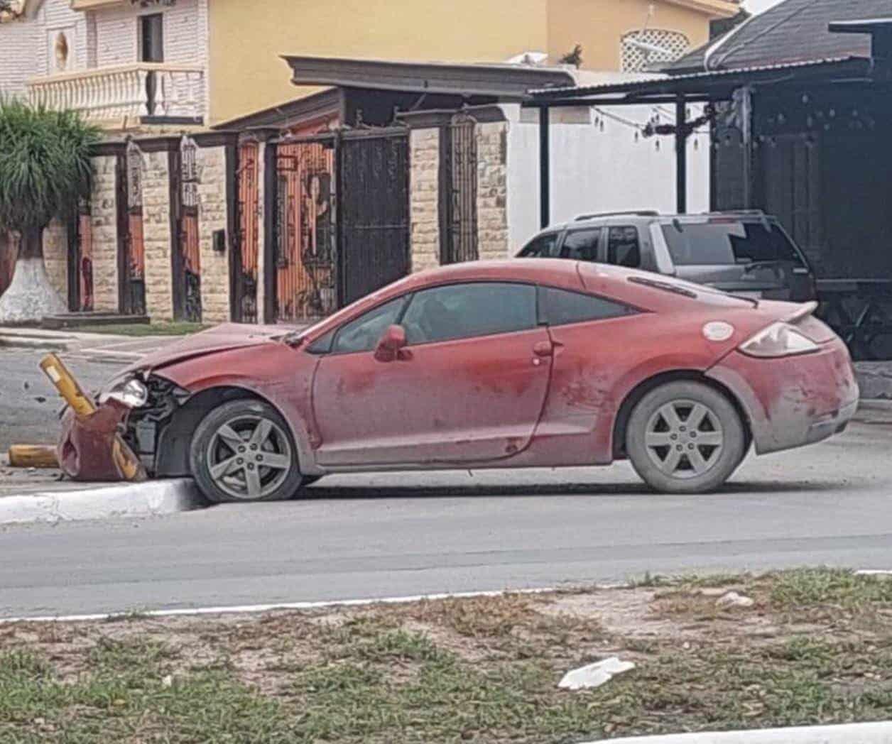 Destroza joven su auto deportivo