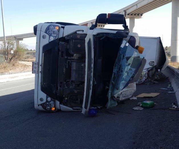 Accidente de tr&aacute;iler en Salinas Victoria deja conductor herido