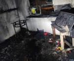 Fuego comenzó en una recamara: Consume fuego una vivienda