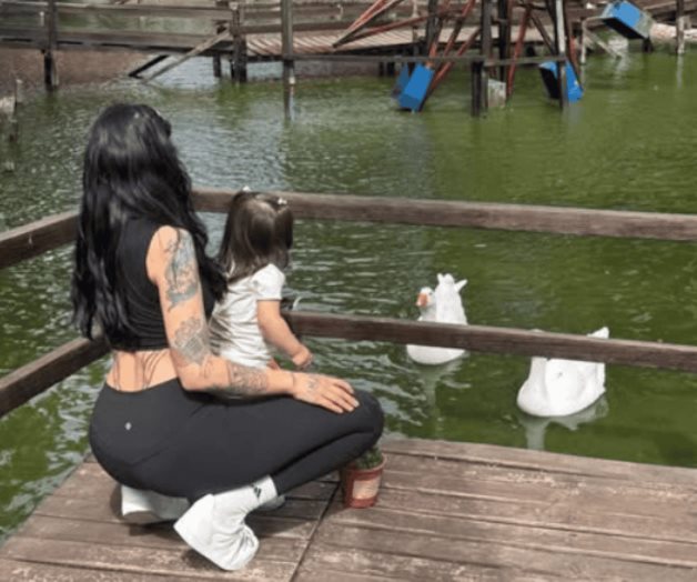 Presume fotos con su hija Inti