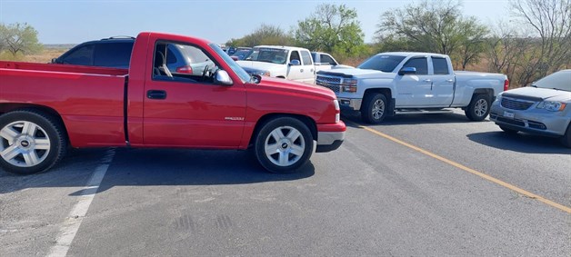 Vendedores de autos bloquean carretera en San Fernando y liberan a detenidos