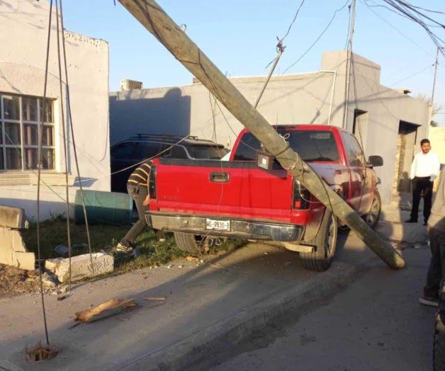 Ebrio se estampa contra dos casas Ebrio se estampa contra dos casas