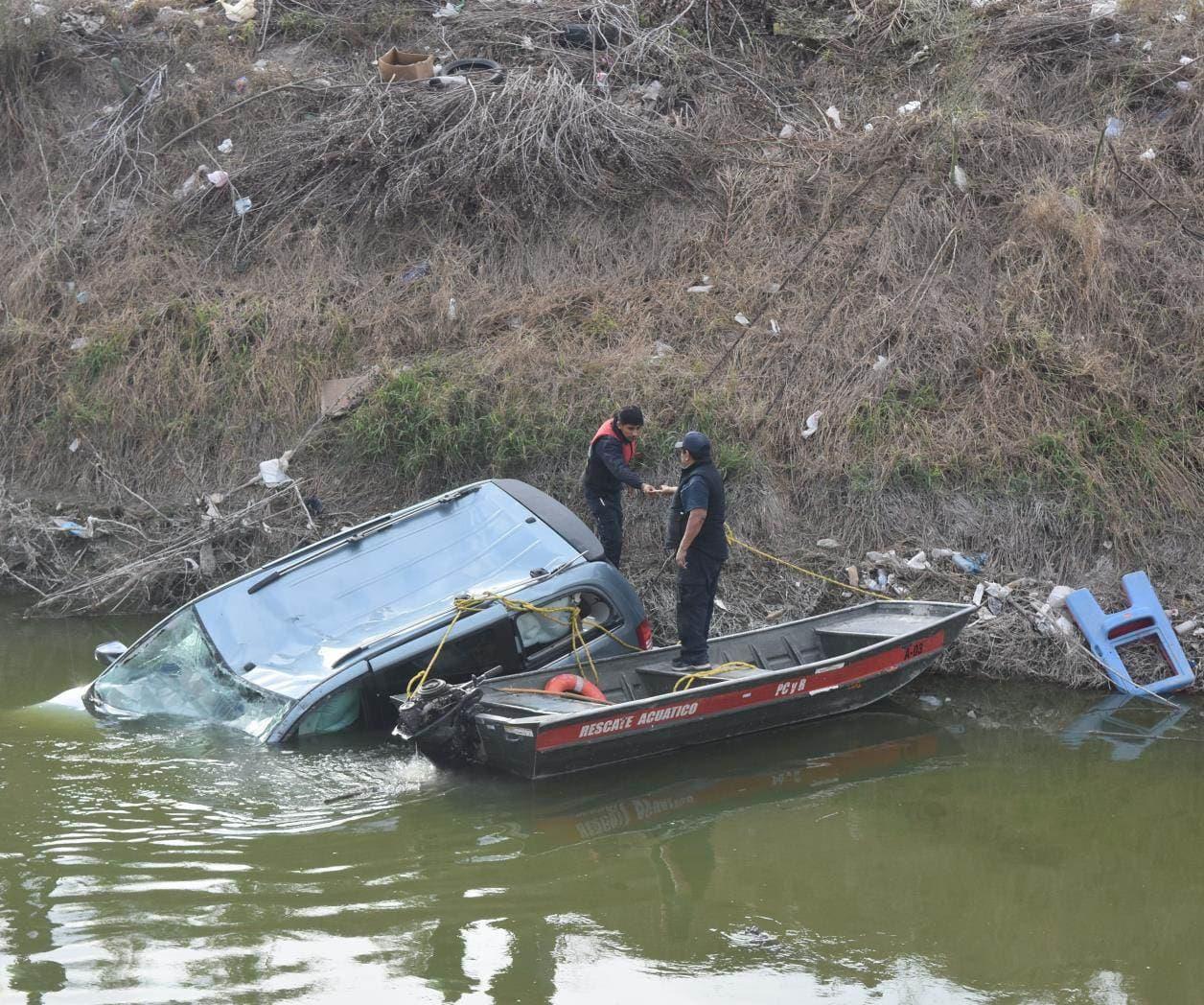 Vuelca su camioneta y se ahoga en canal