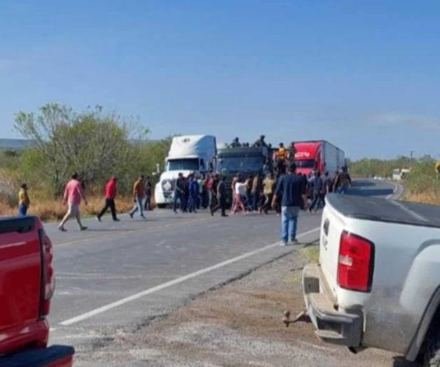 Vendedores de autos bloquean carretera en San Fernando y liberan a detenidos