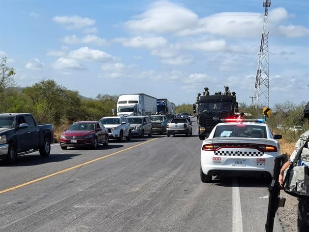 Bloquean carretera; protestan vendedores de vehículos contra el ejercito