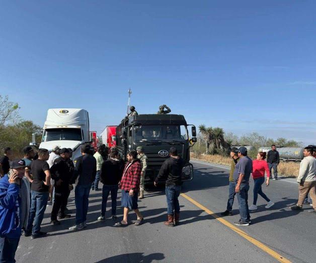 Bloquean carretera; protestan vendedores de vehículos contra el ejercito