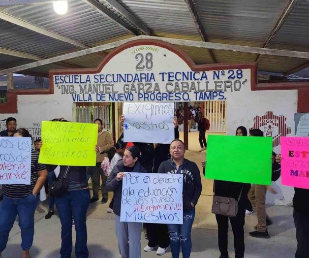 Protestan padres por falta de maestros:  Plantón en secundaria