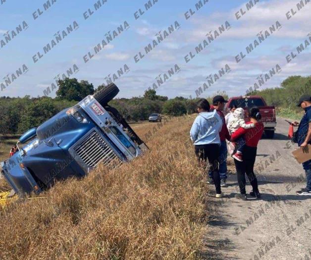 Vuelca camión con 15 toneladas de naranja en Padilla; un muerto y 16 heridos