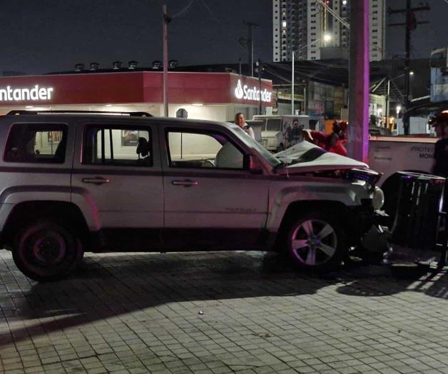 Conductor se queda dormido mientras manejaba y se impacta con poste en Monterrey