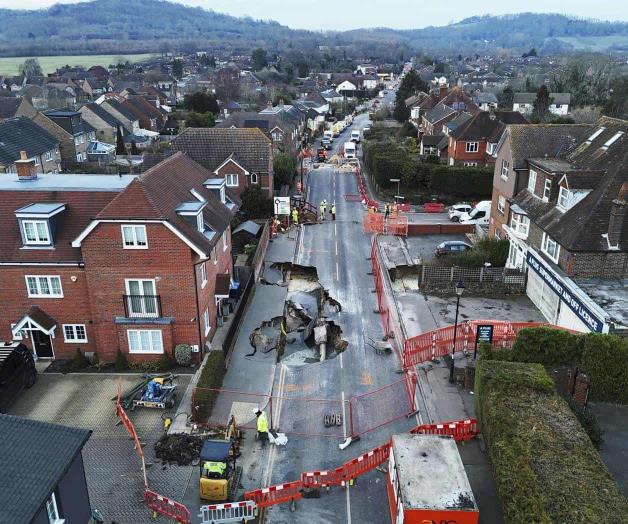 Socavón en Inglaterra se traga parte de calle