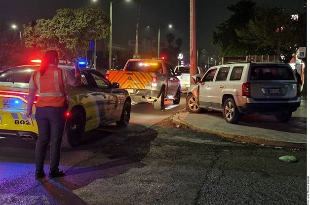 Conductor se queda dormido mientras manejaba y se impacta con poste en Monterrey