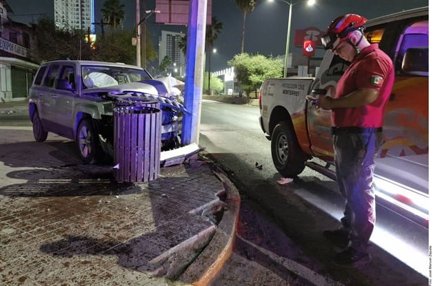 Conductor se queda dormido mientras manejaba y se impacta con poste en Monterrey