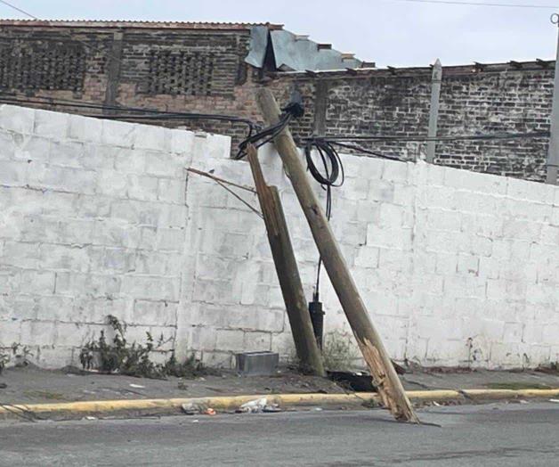 Urgen reemplazar poste de Telmex en Calle José de Escandón de Reynosa