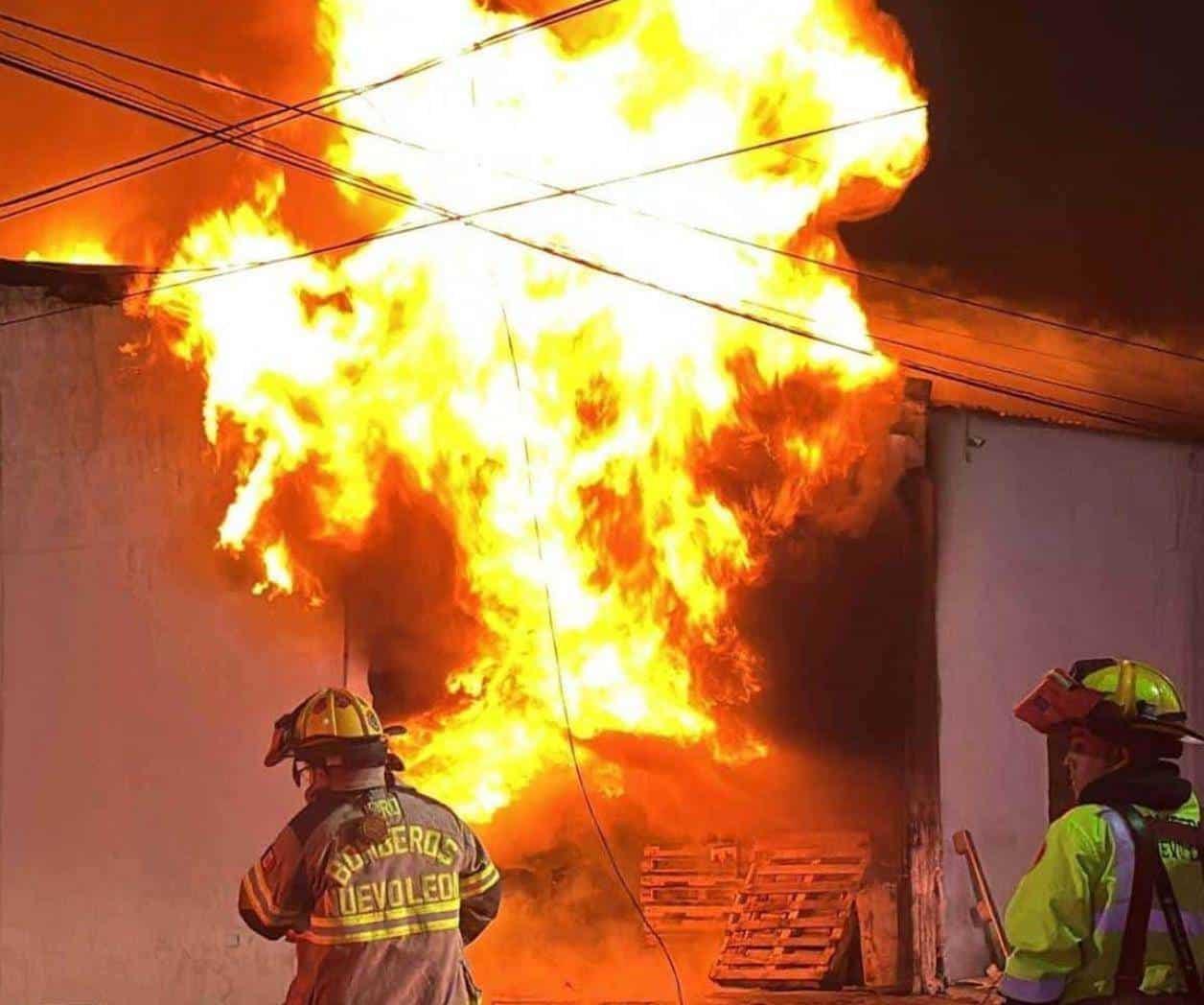 Incendio de grandes dimensiones en bodega de tarimas en Apodaca