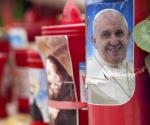 Papa Francisco se levanta de la cama en el hospital donde se recupera de neumonía