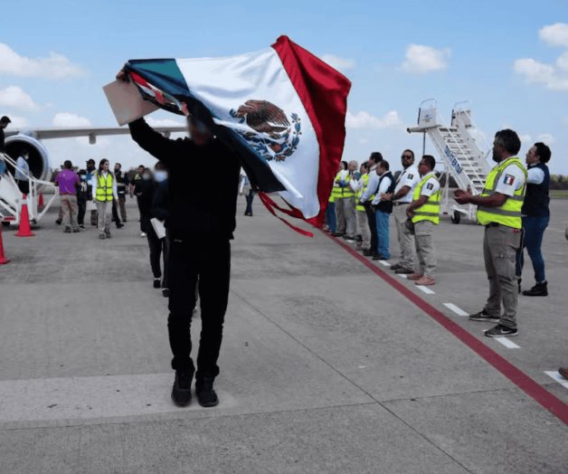 Llega avión con migrantes deportados de EU a Chiapas Llega avión con migrantes deportados de EU a Chiapas